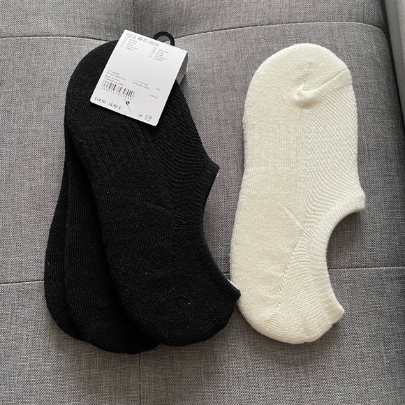 Uniqlo footsies socks 3 pairs in black + 1 white - Picture 2 of 5